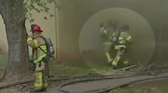 Zúfalý otec vyhodil batoľa z horiaceho domu. Z tohto videa sa vám zatají dych