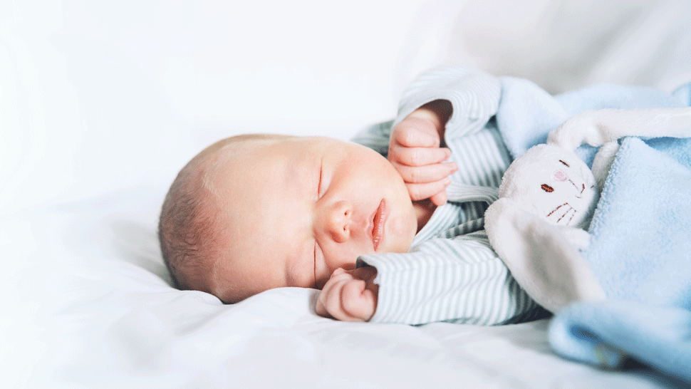 Bábätko sa narodilo s antikoncepčným telieskom v ruke. Zjavne vôbec nefungovalo