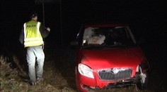 Opitý kaskadér. Vodič s autom vyletel na koľajnice