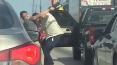 Mužom praskli v zápche nervy. Ich bitku zachytili na video