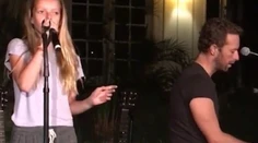 Gény nezaprie. Pozrite si, ako spieva dcéra Gwyneth Paltrow a speváka z Coldplay