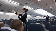 Od správania sa posádky až po fyzické znaky. Bývalá letuška prezradila, aké signály sú predzvesťou núdzového pristátia lietadla