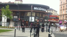 McDonaldom v Grenobli otriasol výbuch. Išlo zrejme o zábavnú pyrotechniku