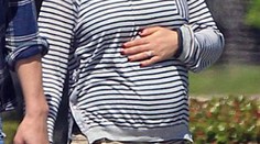 Mila Kunis už hrdo vystavuje bruško. S Ashtonom im to pristane!