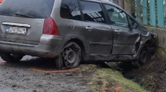 Chlapec (15) z východu si zavaril. Poriadne opitý a bez vodičáku mal vpáliť do zaparkovaného auta