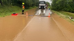 FOTO a VIDEO: Voda s blatom zatopila domy a pivnice, dostala sa aj do áut. Nitra vyhlásila mimoriadnu situáciu