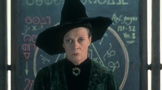 Maggie Smith ako profesorka McGonagallová pred 16 rokmi. Je z nej húževnatá babička