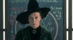 Maggie Smith ako profesorka McGonagallová pred 16 rokmi. Je z nej húževnatá babička