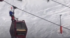 Na lanovke na hodiny uviazlo 150 lyžiarov. Pozrite si obrovskú záchrannú operáciu