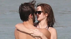 Emma Watson zbalila svalnatého fešáka. Aj na tento ovisnutý zadok!
