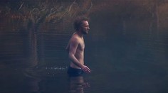 V mrazoch polonahý do jazera. Slovenská kapela sa v klipe odviazala