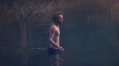 V mrazoch polonahý do jazera. Slovenská kapela sa v klipe odviazala