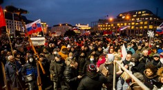 Protest pred Prezidentským palácom. Opozícia hovorila o predčasných voľbách a kritizovala dohodu s USA