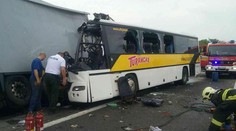Autobus narazil do kamióna za Banskou Bystricou, zomreli dvaja ľudia