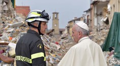 Pápež neočakávane navštívil mesto Amatrice zničené zemetrasením