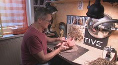 Borisovi učarovali africké kmene. Na kolene vyrába ich masky, od originálu ich nerozoznáte