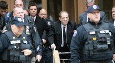 Začal sa ostro sledovaný proces s filmovým producentom Harveyom Weinsteinom