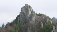 Turista spadol zo Súľovského hradu. Musel zasahovať vrtuľník