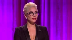 Lady Gaga zaskočila vizážou. S tmavými vlasmi výrazne zostarla