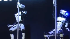 Takto vyzerá tanec pri tyči v podaní robota. Čo vy na to?