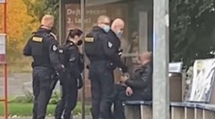 VIDEO: Česko pobúrilo správanie policajta. Mužovi bez rúška uštedril facky, on sám ho pritom nemal