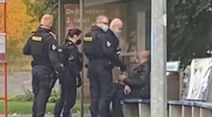 VIDEO: Česko pobúrilo správanie policajta. Mužovi bez rúška uštedril facky, on sám ho pritom nemal