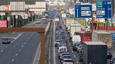 Na starej Seneckej ceste sa zrazili štyri autá. Úsek je neprejazdný, hlásite veľké zdržanie