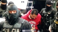 Útočníka incidentu v Bratislave vzali do väzby: Na súd prišiel v sprievode kukláčov