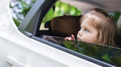 Obrovská rodinná tragédia: Dievčatko (2) nešťastne zavrelo okno na aute a zabilo svoju mamu (†21)