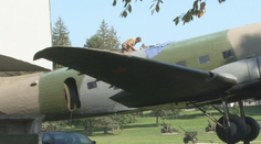 Nadšenci historických lietadiel si zobrali do parády vzácny stroj. Pri práci ich môžu sledovať turisti