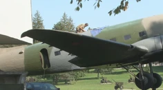 Nadšenci historických lietadiel si zobrali do parády vzácny stroj. Pri práci ich môžu sledovať turisti
