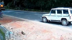 VIDEO: Tragédii ušiel o chlp. Motorkára zachránilo od stretu s bagrom SUV