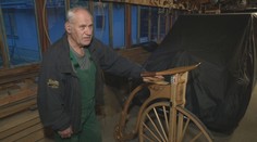 Ján sa na dôchodku nenudí. V dielni vytvára drevené, no plne pojazdné bicykle