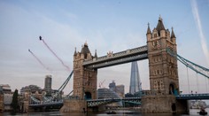 VIDEO: Parádny kúsok dvoch parašutistov. Vyskočili z helikoptéry kilometer nad Londýnom a preleteli cez Tower Bridge