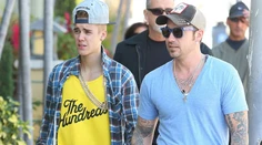 Po kom to dieťa je! Bieberov otec kašle na deti a radšej žúruje