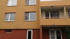 Dievčatko v Prešove vypadlo z okna na treťom poschodí, vytlačilo sieťku proti hmyzu