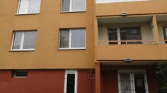 Dievčatko v Prešove vypadlo z okna na treťom poschodí, vytlačilo sieťku proti hmyzu