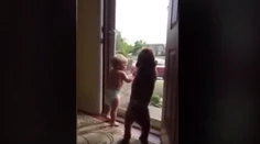 Toto musí byť najlepší otec na svete. Pozrite, ako sa na neho teší syn