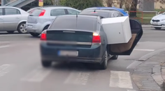 Trnavskí policajti neverili vlastným očiam. Pre vodiča, ktorý kreatívnym spôsobom prevážal chladničku, majú darček