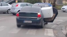 Trnavskí policajti neverili vlastným očiam. Pre vodiča, ktorý kreatívnym spôsobom prevážal chladničku, majú darček