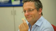 Novinár sa zapojil do vedeckého experimentu. Nakazil sa pásomnicou