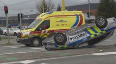 Nové policajné auto skončilo na streche, do hliadky narazil nepozorný vodič