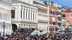 Benátky bojujú proti masovému turizmu. Začali skúšobne vyberať vstupné do mesta