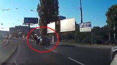 Zrážku motorkára s autom v Bratislave zachytila kamera. Tu je stanovisko polície