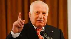Klaus sa vracia do politiky