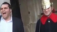 Dokázal nemožné a rozosmial kráľovského strážnika. Čo mu povedal?