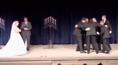 Ženích si vystrelil z nevesty v najzásadnejšom momente. Jeho nápad vyvolal zmiešané reakcie