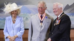 Kanadský guvernér porušil protokol. Dotkol sa britskej kráľovnej