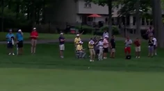 Au! To bola šupa. Golfová loptička skončila na hlave diváka