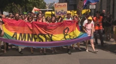 Centrom Bratislavy prešlo dve tisícky účastníkov Dúhového Pride. Štyri osoby zadržali